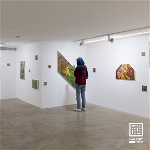 گزارش تصویری نمایشگاه هنرمند ماه تراش در گالری زیرزمین دستان