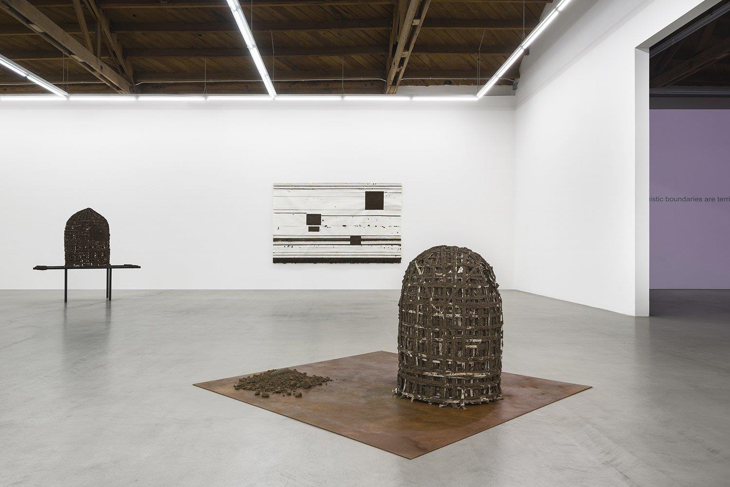 آثار هنری کریستین هاوارد ساندوال در نمایش نهال سبزی که سنگ را می‌شکافد