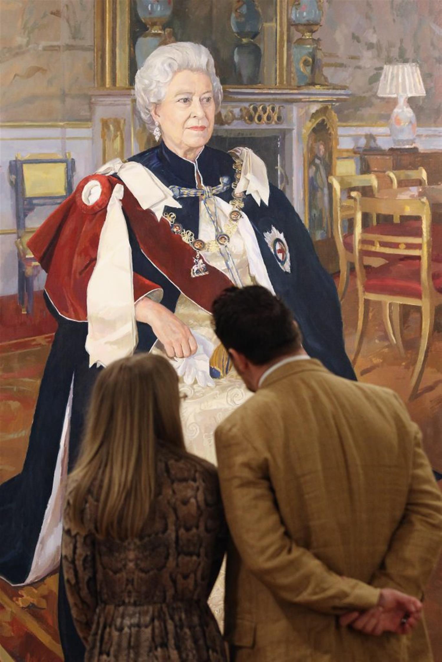 نقاشی ملکه الیزابت دوم در نمایشگاه انجمن سلطنتی نقاشان پرتره در گالری مال لندن